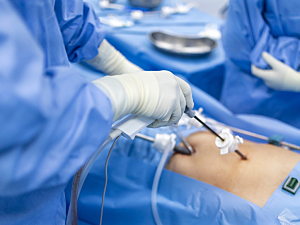 Surgeon performs laparoscopic cholecystectomy on patient